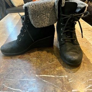 Women’s SZ 8 UGG BLACK SUEDE WEDGE WATERPROOF BOOTS WITH GRAY FUR TRIM